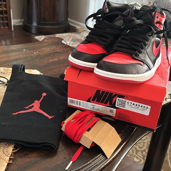 Nike Air Jordan. Size 7.5. Black and red high tops - Picture 4 of 5